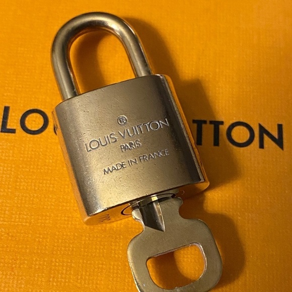 Louis Vuitton brass lock set with key #300 Authentic padlock Nice - Picture 3 of 4